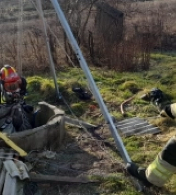 У Рівненському районі рятувальники витягли пса з колодязя
