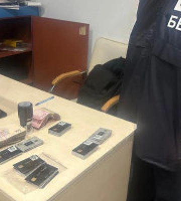 БЕБ викрило групу осіб, яка проконвертувала 50 млн грн через службу таксі