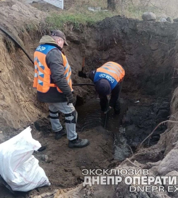 У Дніпрі комунальники очищують дощоприймачі від сміття (відео)
