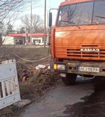 У Дніпрі комунальники чистять дощоприймачі задля уникнення аварій