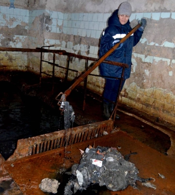 Миколаївські комунальники показали, чим містяни засмітили каналізацію на свята