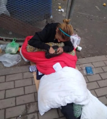 Допоможіть! В Ужгороді біля базару на вулиці живе жінка