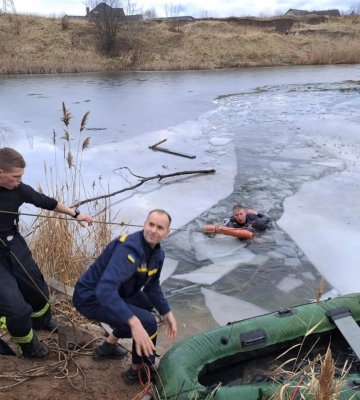 Розповіли про стан рятувальників та двох дітей, які провалилися під лід на Волині