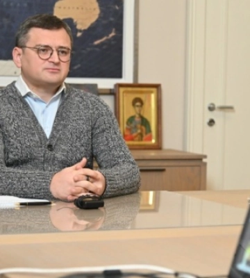 Кулеба запросив «аполітичних» спортивних функціонерів у зруйновану рф льодову арену в Дружківці