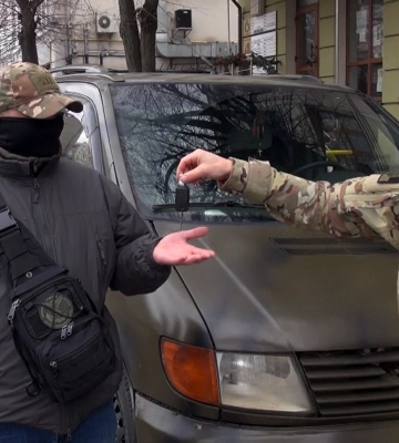 Бійці Всеукраїнської організації «Тризуб» імені Степана Бандери передали автомобіль для побратимів (відео)