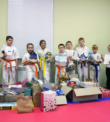 Юні каратисти з Луцька передали прикордонникам новорічні подарунки
