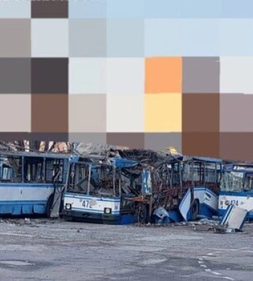 Російські загарбники обстріляли транспортне підприємство Херсону, є значні пошкодження