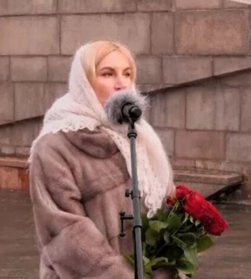 Митинги в России. Женщина командира в дорогой шубе призвала и дальше умирать за Путина (видео)