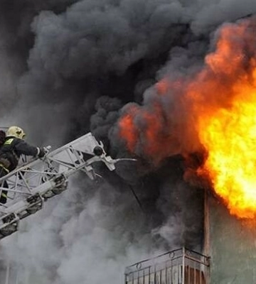 Львівські патрульні показали відео, де евакуйовують людей під час пожежі на вулиці Тролейбусній, - ВІДЕО