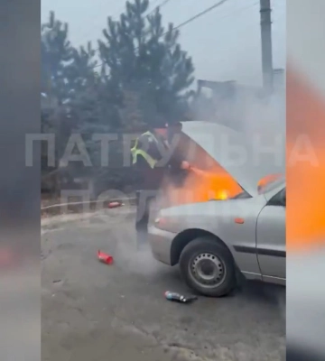 “Горить авто”: у Харкові копи допомогли загасити пожежу в машині (відео)