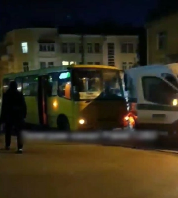 У Рівному не розминулися маршрутка та інкасаторська автівка (ВІДЕО)