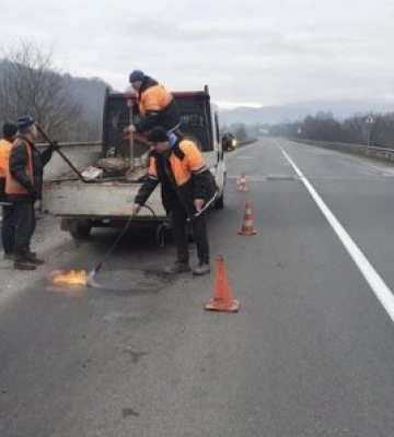 На Закарпатті ліквідують аварійні вибоїни: працюєють на ділянках траси М-06 Київ – Чоп
