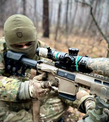Снайпер бригади з Дніпропетровщини розповів, чому ховає обличчя та показав &quot;бойову подругу&quot;