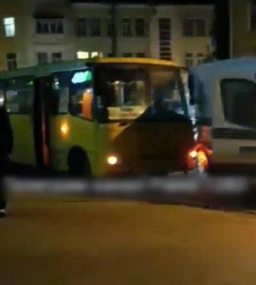 У Рівному не розминулися маршрутка та інкасаторська автівка (ВІДЕО)