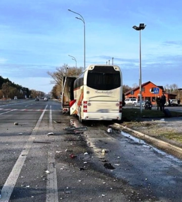 В Житомирской области столкнулись автобус и грузовик. Появилось видео