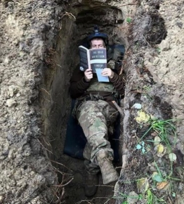 Військовий Олександр Ширшин, з книгою Тімоті Снайдера в окопі, свого часу працював у Чернівцях