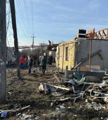 У Запоріжжі до відновлення будинків, що постраждали від ракетних ударів, долучилися десятки небайдужих містян
