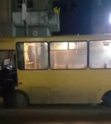На Волині під час руху у маршрутки «злетіли» два колеса