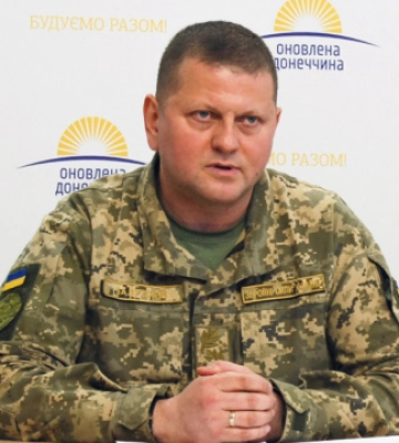 Залужний вручив Епіфанію нагрудний знак «За сприяння війську»