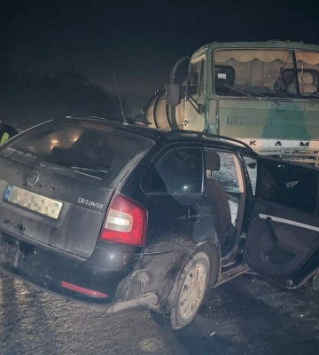 ДТП на Львівщині: водій не впорався з кермування, виїхав на зустрічну смугу та влетів у вантажівку