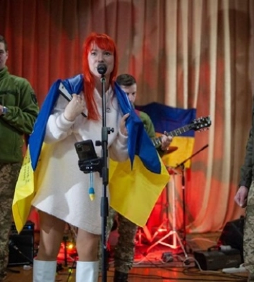 Беременная Тарабарова дала концерт для украинских военнослужащих