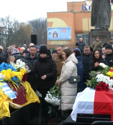 Розгорнули прапори Польщі і України. У Рівному попрощались з двома Героями (ВІДЕО)
