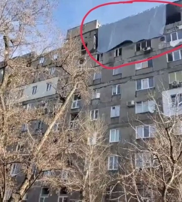 У Маріуполі окупанти «латають» понівечені будинки брезентом 