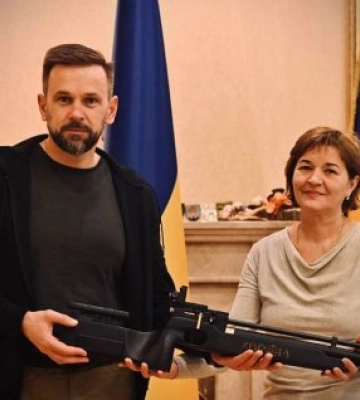 Віктор Микита - голова Закарпатської ОДА передав пневматичні гвинтівки нашим біатлоністам