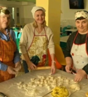 Освітяни Вараша приготували захисникам-фронтовикам 80 кілограмів вареників. ФОТО
