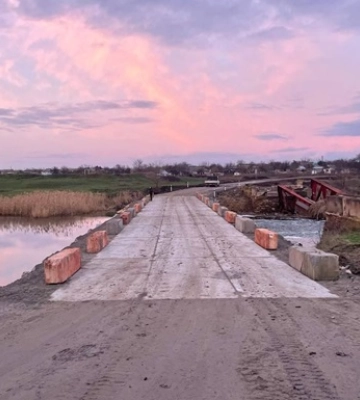 На Херсонщині на місці підірваного мосту збудували переправу