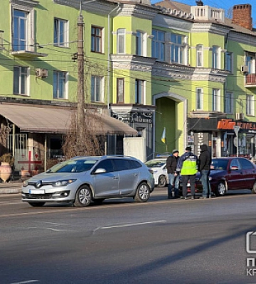 В Кривом Роге столкнулись два автомобиля