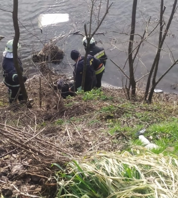 На Рівненщині з річки дістали мертве тіло чоловіка