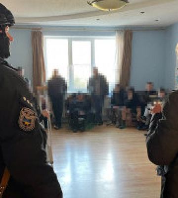 На Київщині та у столиці викрили мережу “реабілітаційних центрів”, де примусово утримували людей (фото, відео)