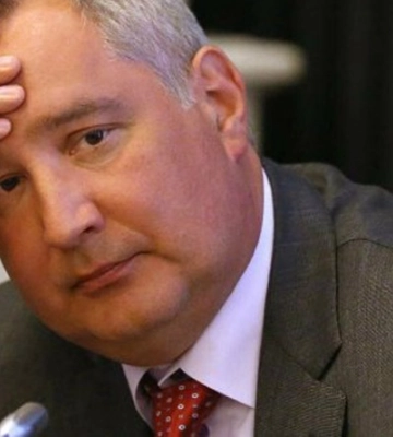 Рогозін надіслав послу Франції осколок снаряда, який витягли з його хребта. Каже, що від САУ Caesar