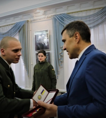 Пробув у російському полоні пів року. Оборонцю Азовсталі вручили відзнаку Кіровоградщини