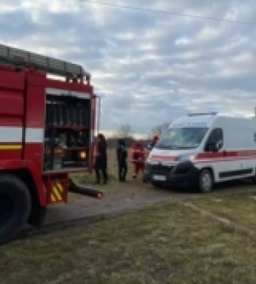Нововолинські медики борються за життя двох дітей, котрих витягли з крижаної води
