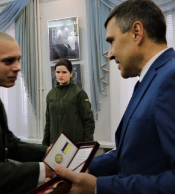 Оборонець «Азовсталі», який пів року був у полоні, отримав відзнаку Кіровоградської облради
