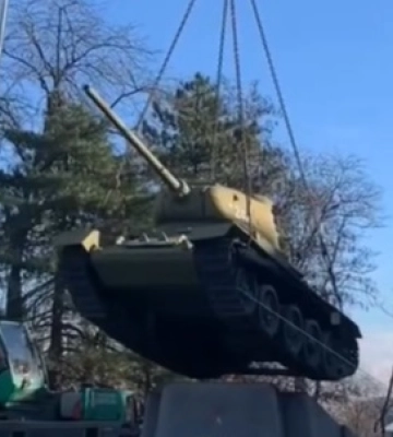 В Днепре демонтировали советские памятники