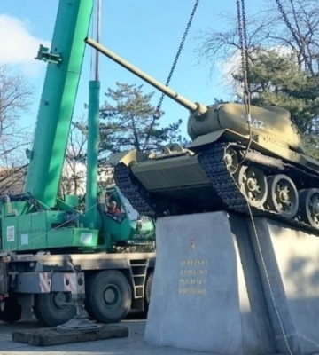 У Дніпрі демонтують знаменитий пам’ятник-танк (Фото)