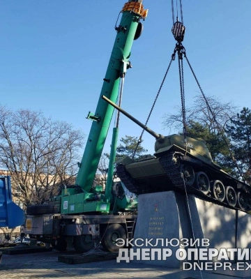 У Дніпрі демонтують танк та памятник Олександру Матросову