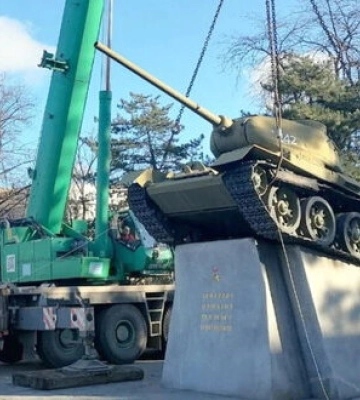 В Днепре демонтировали знаковый памятник советской эпохи