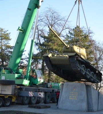 «Танк» поїхав: у Дніпрі демонтували пам’ятник радянському воєначальнику Юхиму Пушкіну