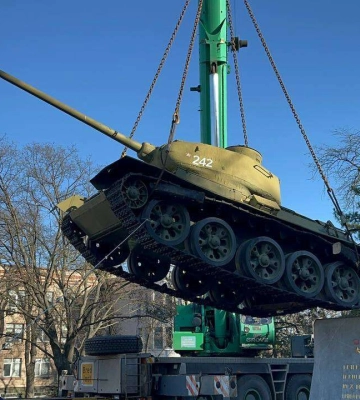 У Дніпрі демонтують танк та памятник Олександру Матросову