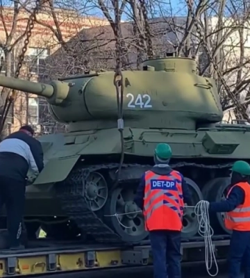 НАЖИВО. У Дніпрі демонтували пам’ятник “танк”
