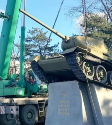 У Дніпрі демонтували пам&#039;ятник “Танку”