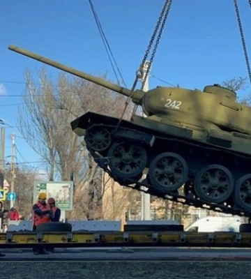 В Днепре демонтировали два советских памятника