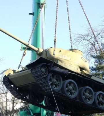 Знадобився спеціальний кран: як у центрі Дніпра демонтували танк