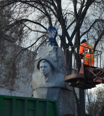 У Дніпрі демонтують знаменитий пам’ятник-танк (Фото)
