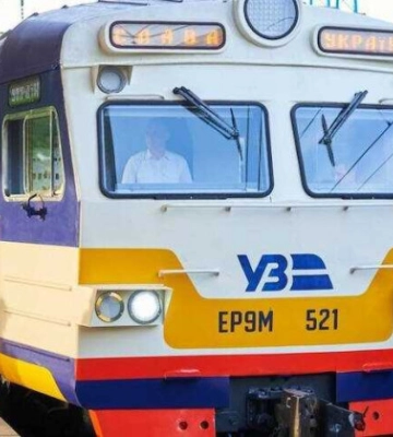 У Київській міській електричці запрацювала оплата банківською карткою: список станцій