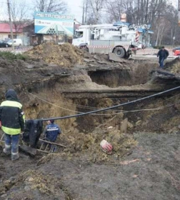 Яма глубиной 7 метров: в Черновцах третью неделю не могут устранить прорыв канализации